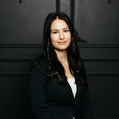 Felicia Moutinho, Portuguese Personal Injury Lawyer in Toronto, dressed in professional attire